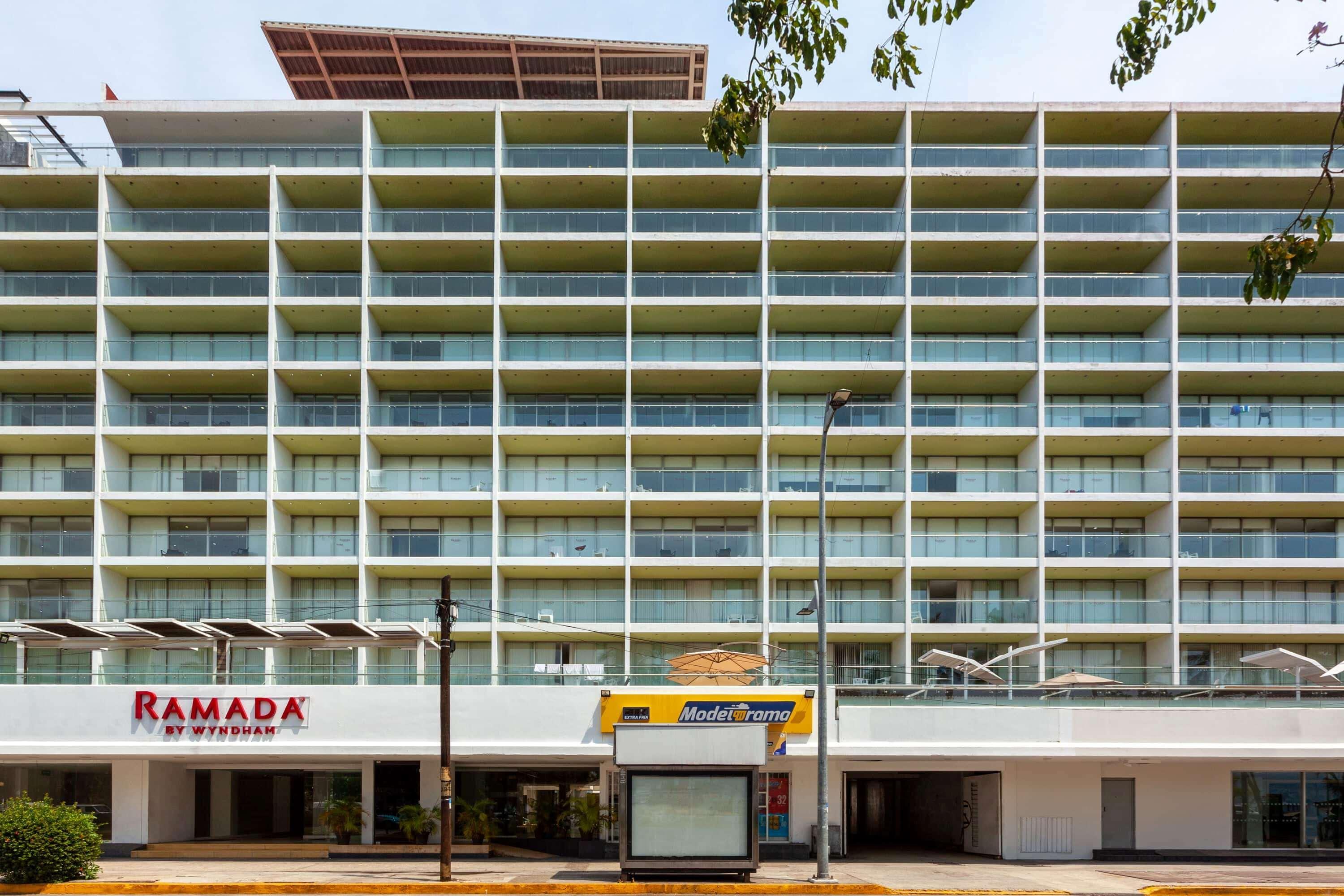 Ramada By Wyndham Acapulco Hotel & Suites Exterior foto