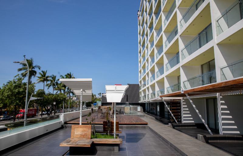 Ramada By Wyndham Acapulco Hotel & Suites Exterior foto